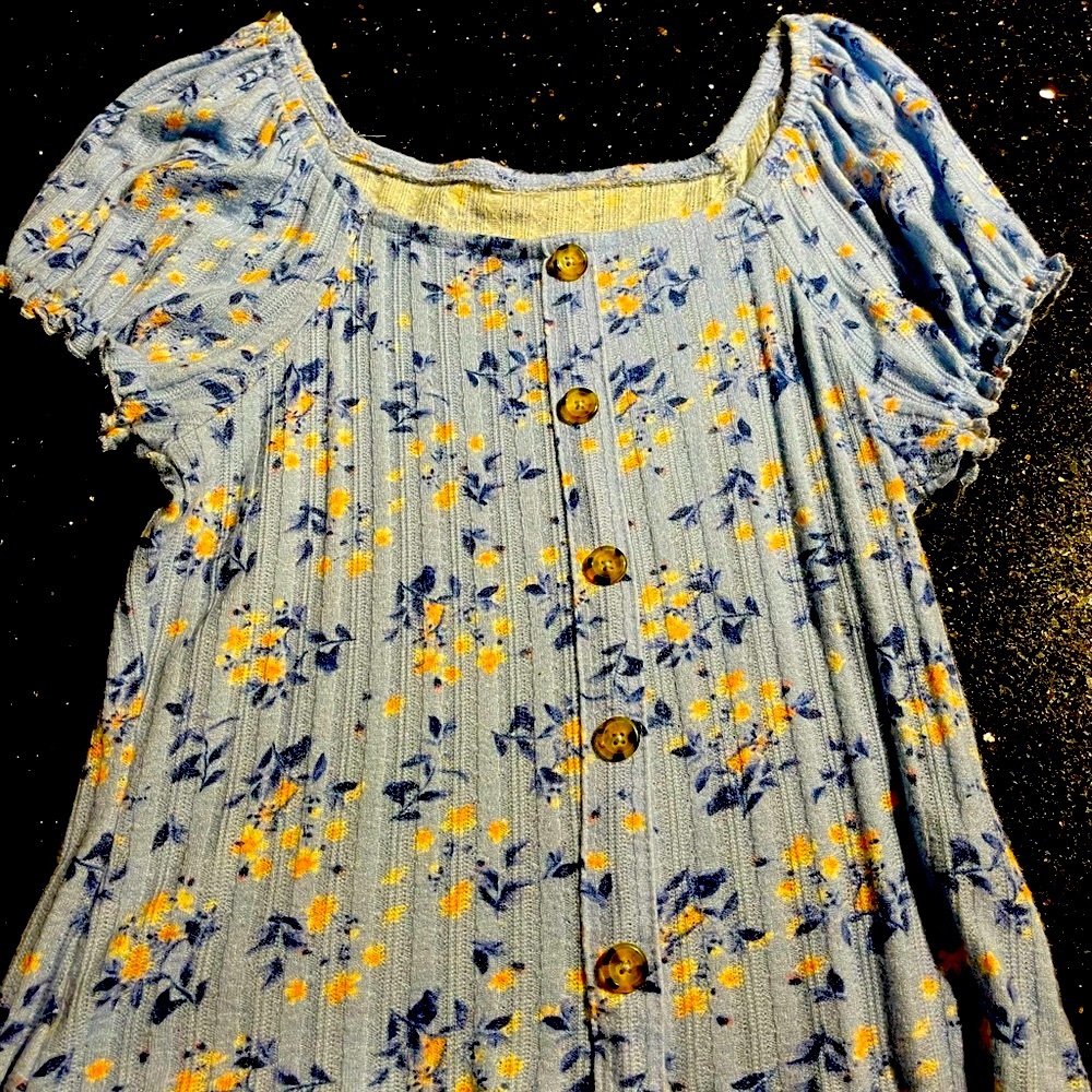 Cute ruffled sleeve and bottom hem top